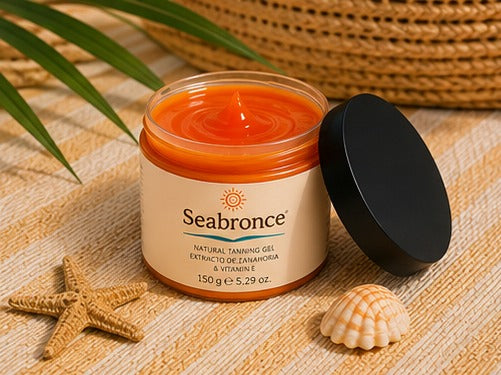 Bote de Seabronce abierto mostrando la textura del gel, con conchas y hoja de palmera
