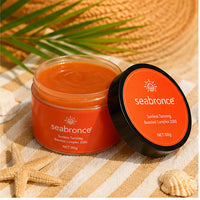 Bote de Seabronce abierto mostrando la textura del gel, con conchas y hoja de palmera
