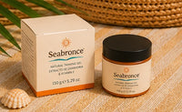 Caja y bote de Seabronce sobre estera de playa