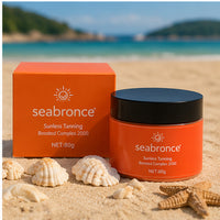 Caja y bote de Seabronce sobre la arena con el mar de fondo