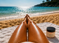 Piernas bronceadas en la playa junto al bote de Seabronce